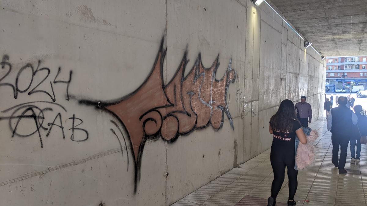 Pintadas en el túnel bajo el puente de Nicolás Soria, la zona en la que se han registrado los problema.