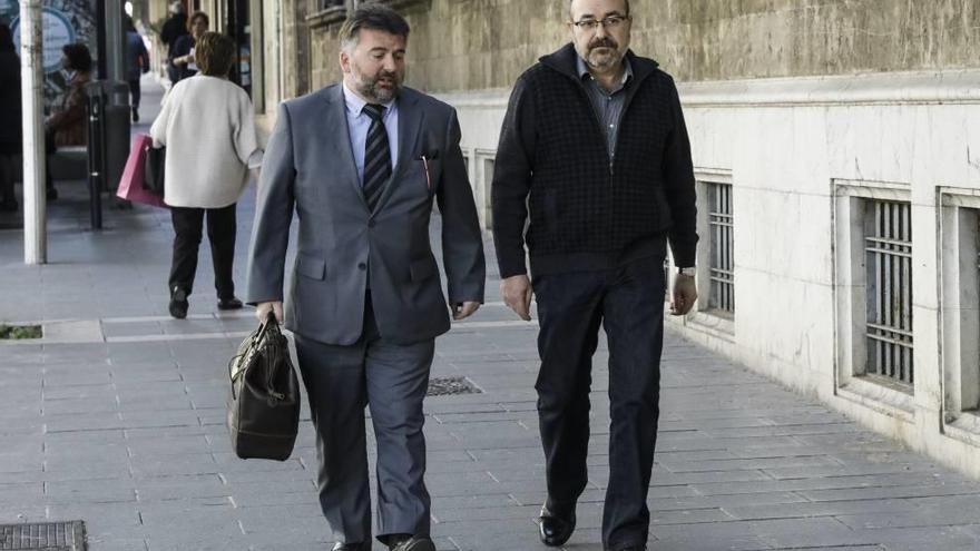 Pablo Escribá, derecha, y su abogado Santiago Fiol en los juzgados de Vía Alemania.