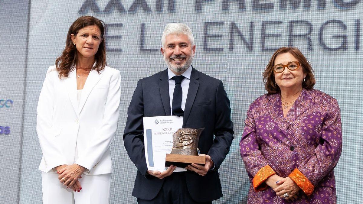 La presidenta de Enerclub, Mavi Zingoni, el periodista de El Periódico de España David Page y la presidenta de la Asociación de Empresas de Energía Eléctrica (Aelec), Marina Serrano.