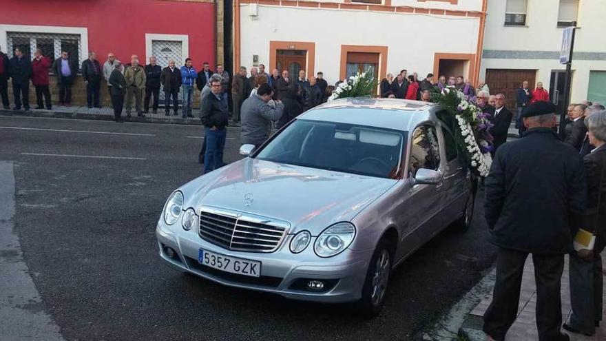 Una mutitud recibe el coche fúnebre, ayer, en la iglesia de Areñes.