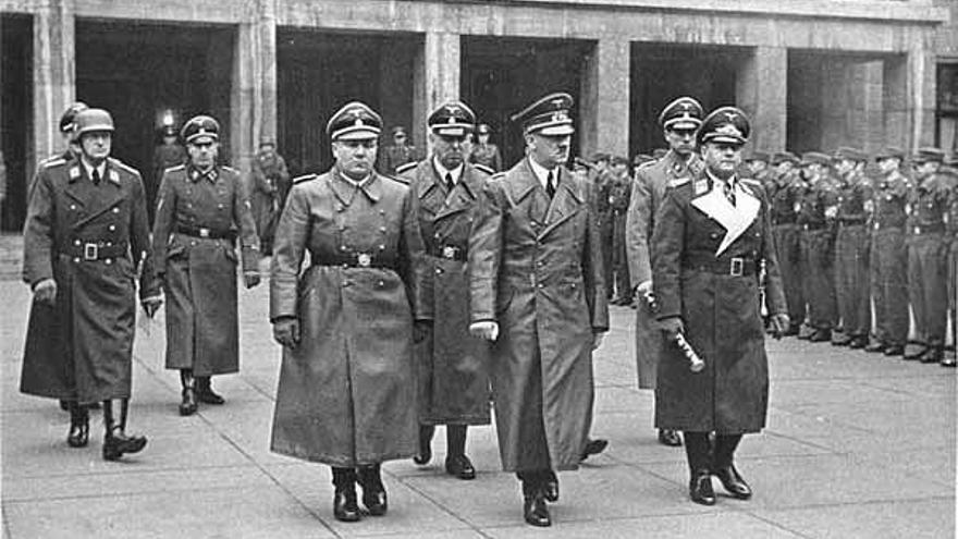 Karl Brandt, en el extremo derecho de la segunda fila, con el séquito de Hitler.