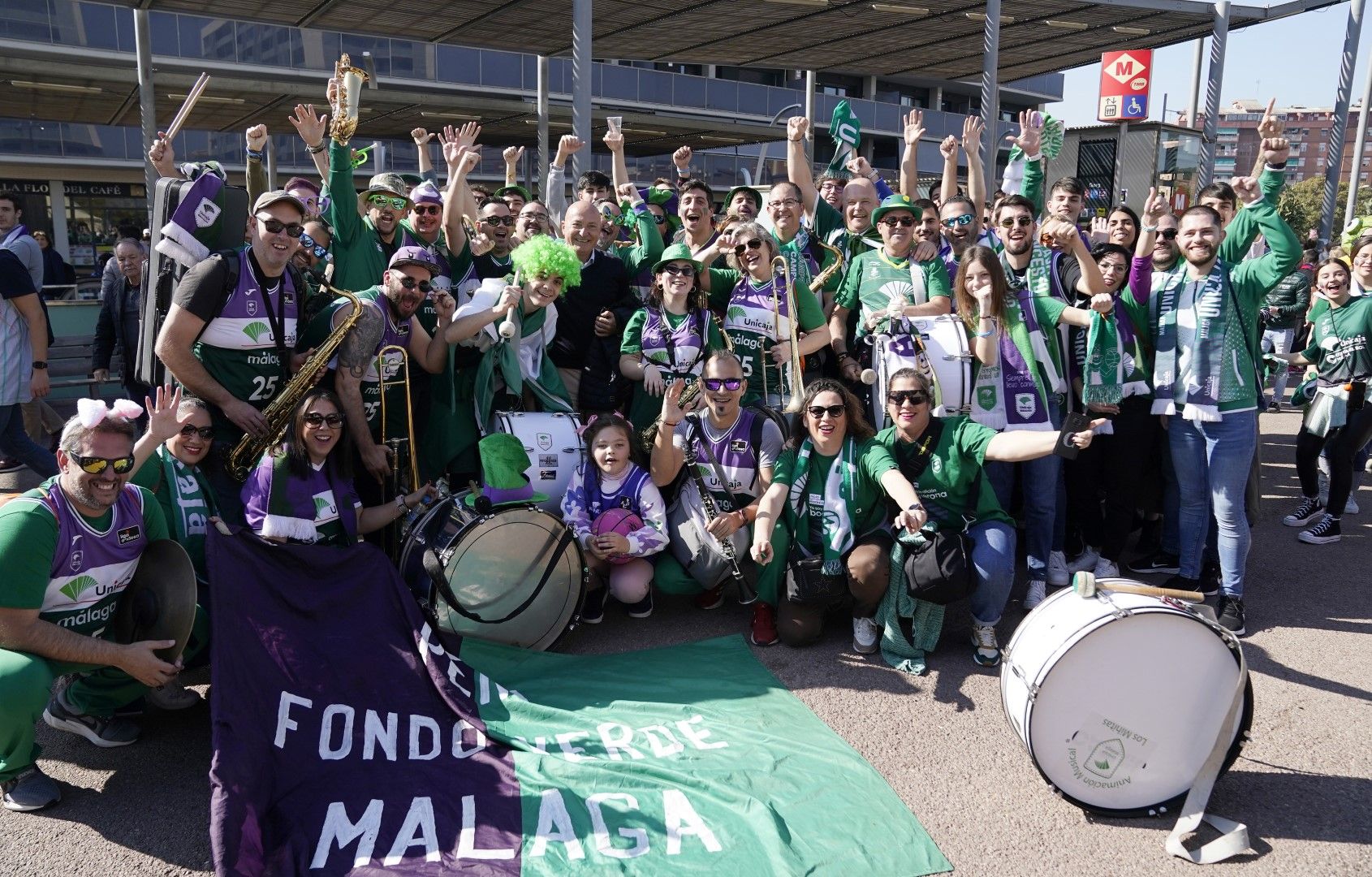 Copa del Rey 2023 I La afición del Unicaja luce en el encuentro entre aficiones