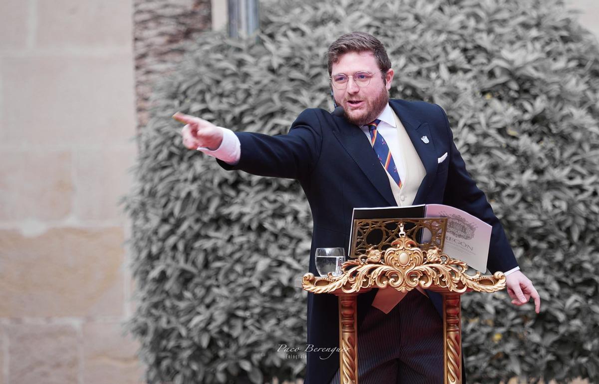 Joaquín Bernal levantó al público de sus asientos con una exaltación emocionada de la Semana Santa de Crevillent en su pregón