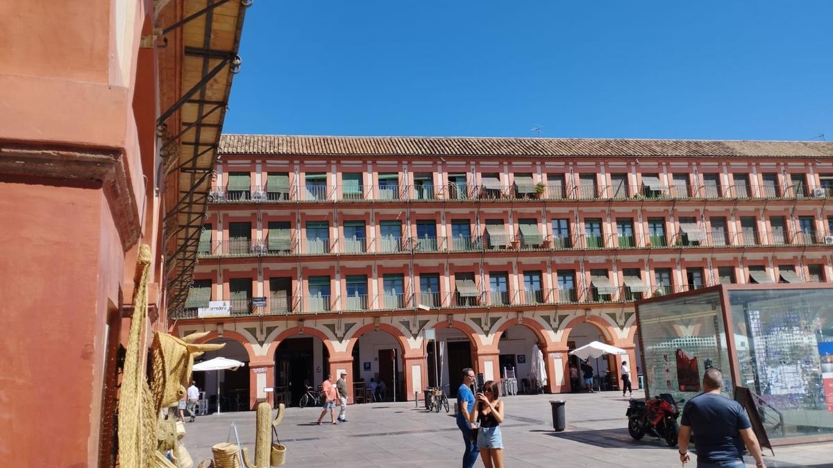 Cielo despejado sobre la plaza de La Corredera en Córdoba.