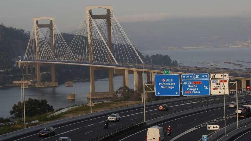 Panorámica de la AP-9 y el Puente de Rande sobre la ría de Vigo.  // Grobas Mujer en un centro de mayores de Baños de Molgas. // Brais Lorenzo