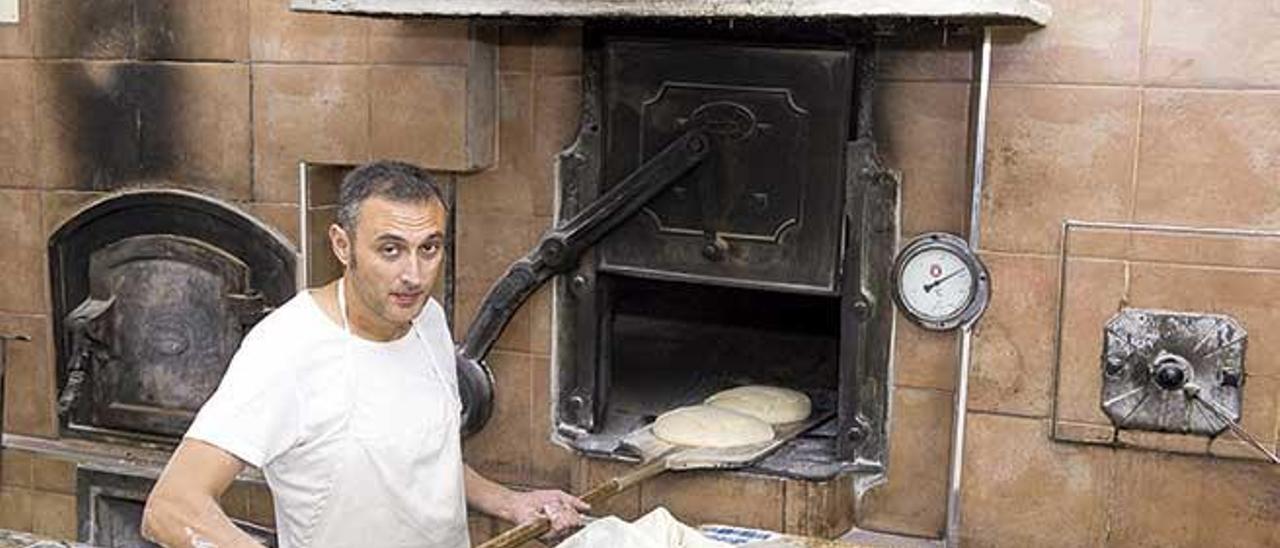 Toni Cifre, horneando pan.