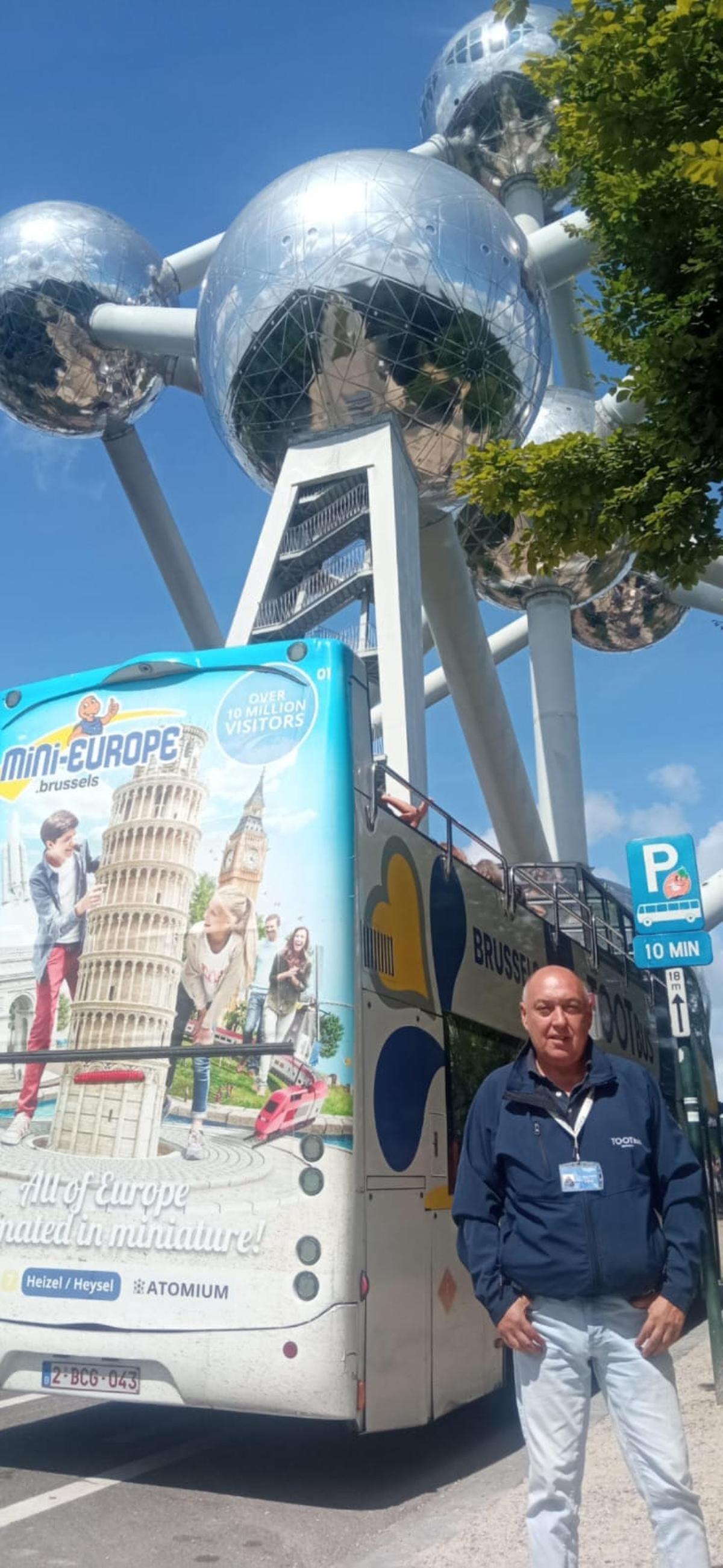 Fredo Yugueros con su autobús delante el Atomium.