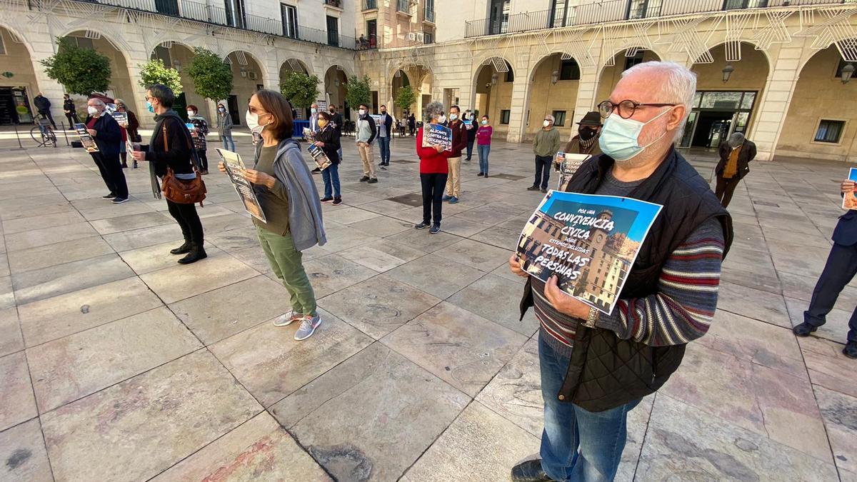 Protesta frente al Ayuntamiento de Alicante por la Ordenanza contra la Mendicidad y la Prostitución