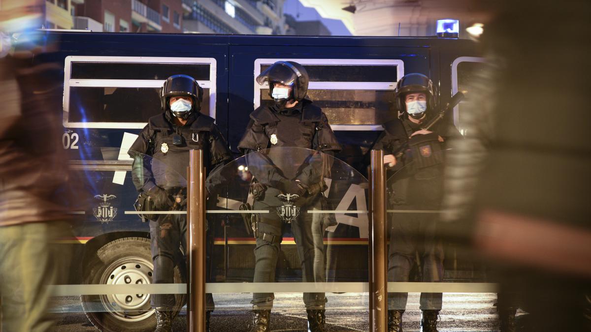 Policía Nacional en Madrid, durante el operativo contra bandas de este fin de semana.