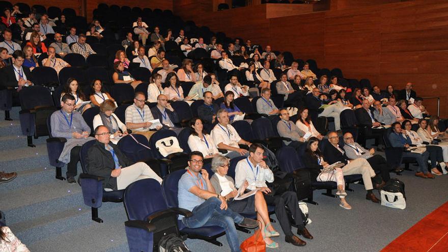 Asistentes a la primera jornada del congreso. // Duvi