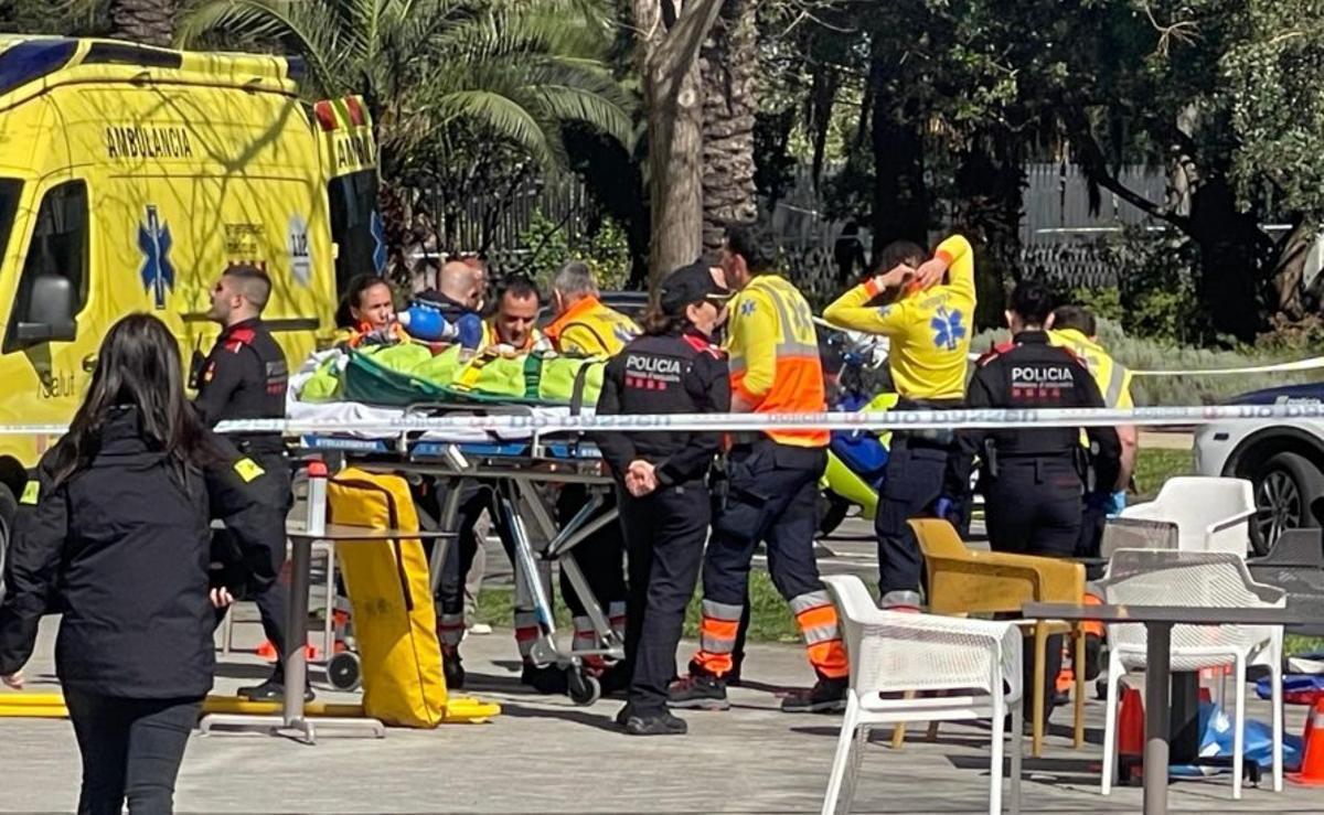 Mor l’home tirotejat en un  bar del Poblenou