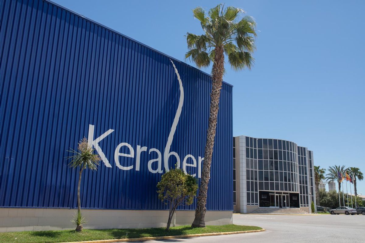 Instalaciones en Nules de la azulejera Keraben, que pertenece a la compañía británica Victoria PLC.