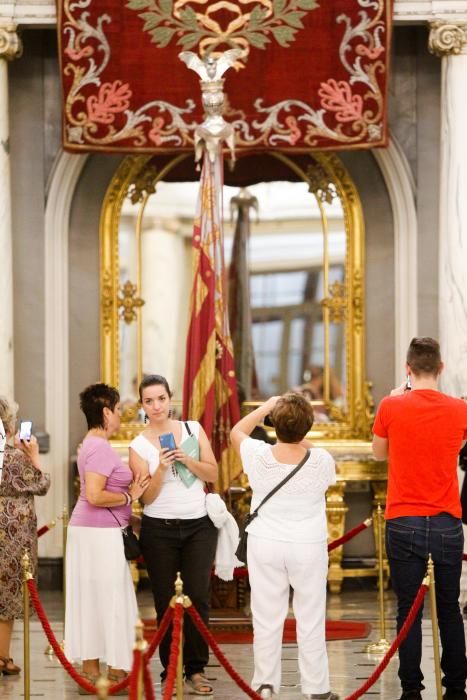 Visita a la Real Senyera en el Ayuntamiento