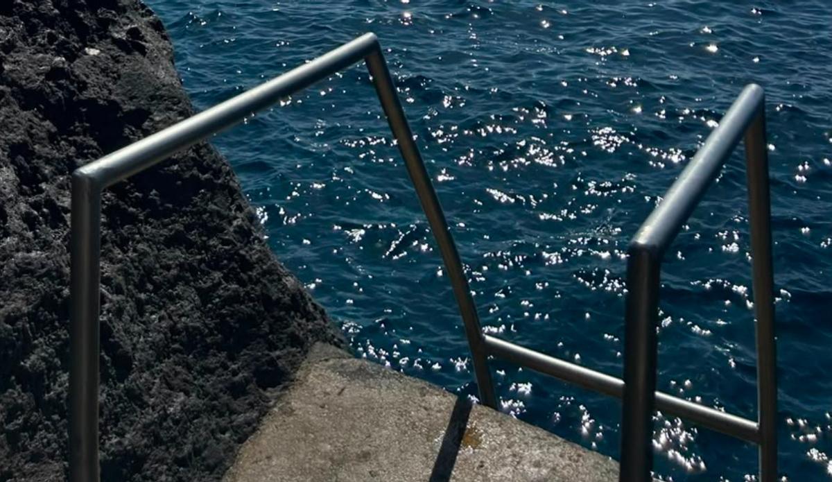 Una sencilla escalera metálica permite acceder directamente al océano desde Porís de Candelaria