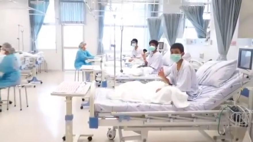 Los niños rescatados de la cueva de Tailandia en el hospital