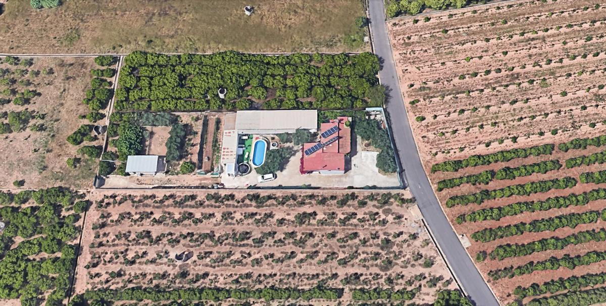 Imágenes de diferentes construcciones levantadas sin licencia de obras junto a caminos de la zona de l’Horta, delimitadas por altas tapias. CASAS ILEGALES EN LA ZONA RURAL DE L'HORTA. VIVIENDAS. EDIFICIACIONES