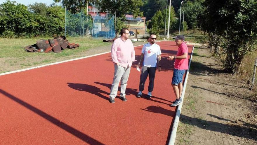 El alcalde de Laviana, Adrián Barbón, y el concejal de Deportes, Héctor Moro, supervisando las obras.