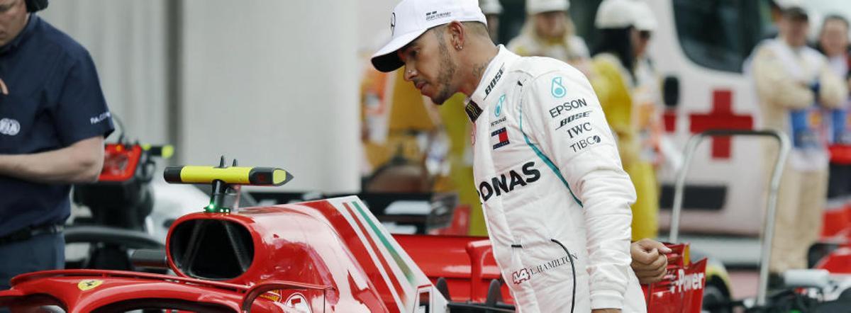 Lewis Hamilton observa el monoplaza de Ferrari