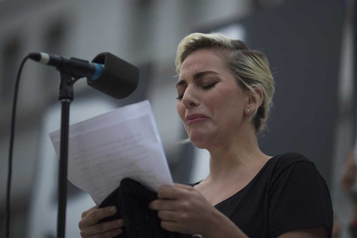 Lady Gaga plora durant el seu discurs d'homenatge a les víctimes d'Orlando
