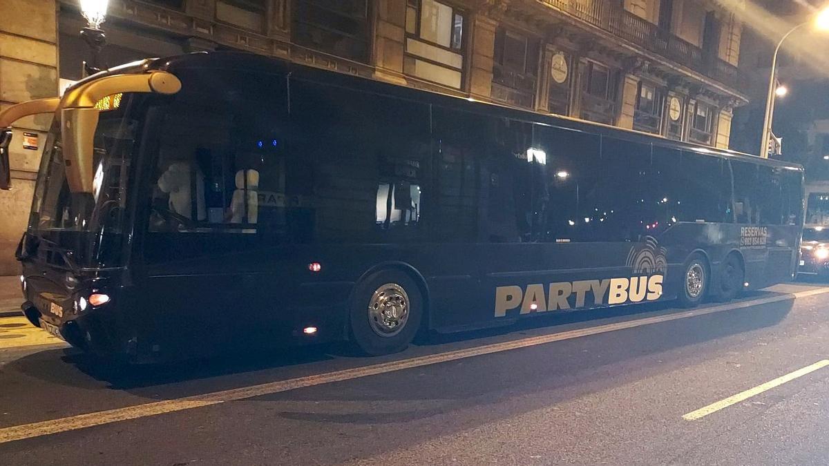 Ahir a #CiutatVella vam aturar un autobús que circulava mentre feia activitat de discoteca 💃 sense autorització i amb 71 passatgers. Vam denunciar 6️⃣ infraccions de l'activitat, la ITV del bus i el conductor va donar positiu al test de drogues.