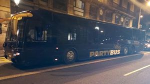 Denunciat un bus que feia de discoteca il·legal amb el conductor drogat a Barcelona