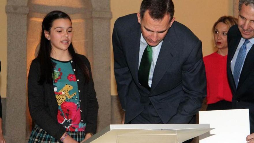Paula Fernández muestra su trabajo ante un interesado Felipe VI.