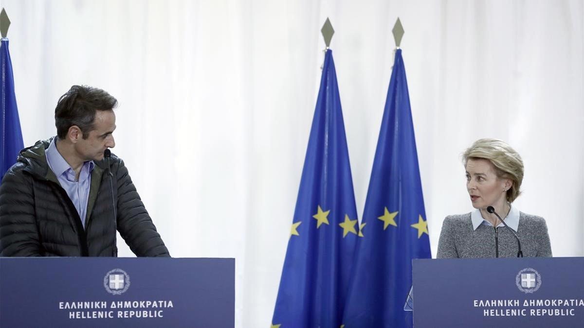 El primer ministro griego, Kyriakos Mitsotakis y la presidenta de la Comisión Europea, Ursula von der Leyen, durante la rueda de prensa que han celebrado en la localidad de Kastanies en la frontera greco-turca.