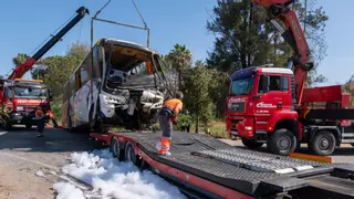 Muere una mujer y otras 39 resultan heridas al volcar un autobús en Huelva