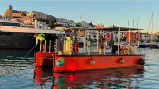 Retiran más de 12 toneladas de basura de los puertos de Ibiza y Formentera: estos son los residuos más comunes