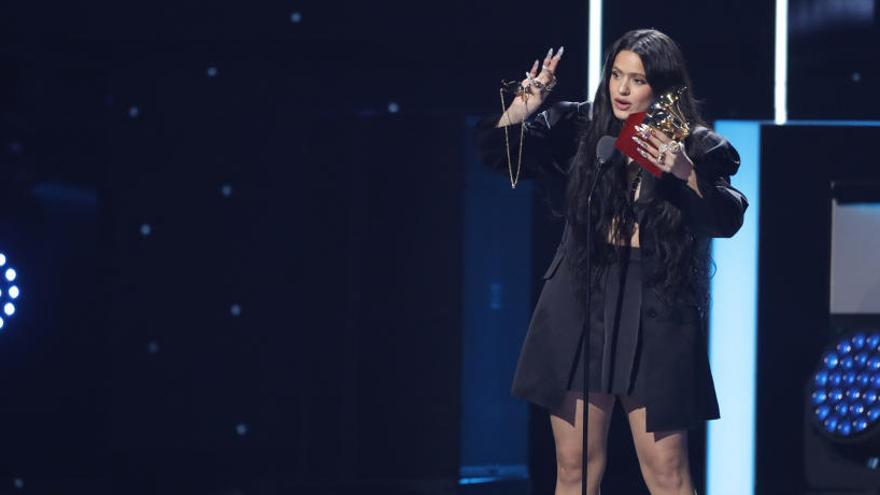 La cantant Rosalía recollint un premi Grammy