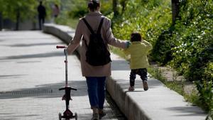 Una jutge dicta la primera sentència en ferm per retribuir el permís parental