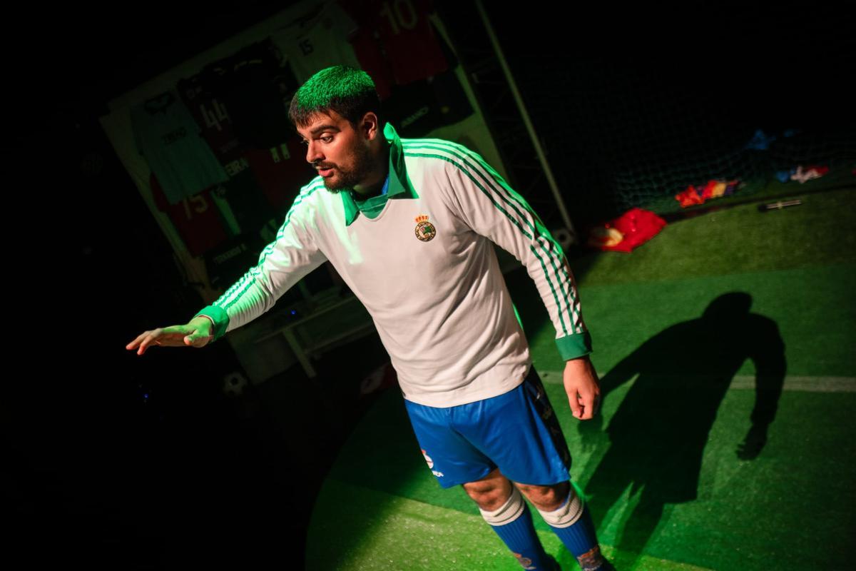 Javier Castiñeira, durante la obra en su preestreno en Vimianzo.