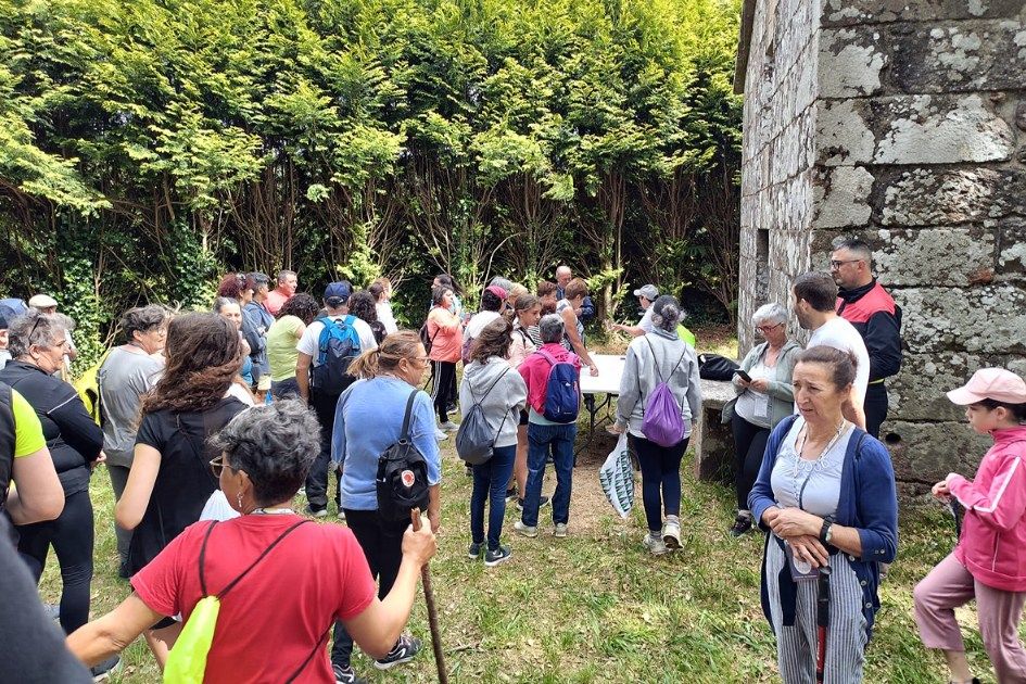Participantes en la ruta por la Vía Mariana luso-galaica, a su paso por Valga.