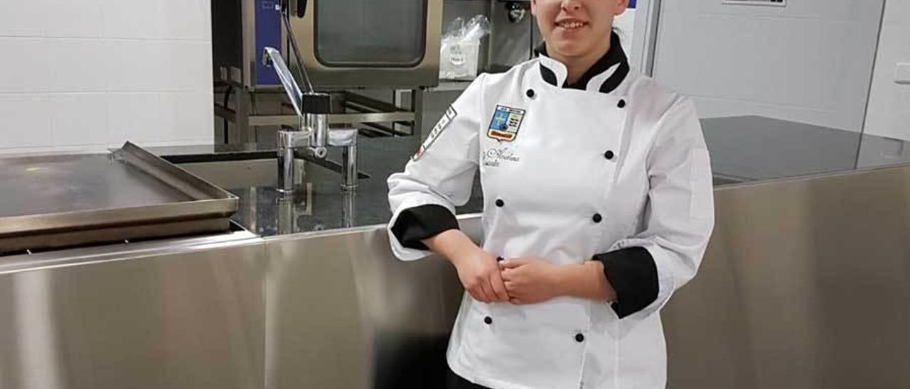 Andrea Muñoz, ayer, en las cocinas de la escuela Le Cordon Blue de Madrid, antes de iniciar su participación en el concurso.