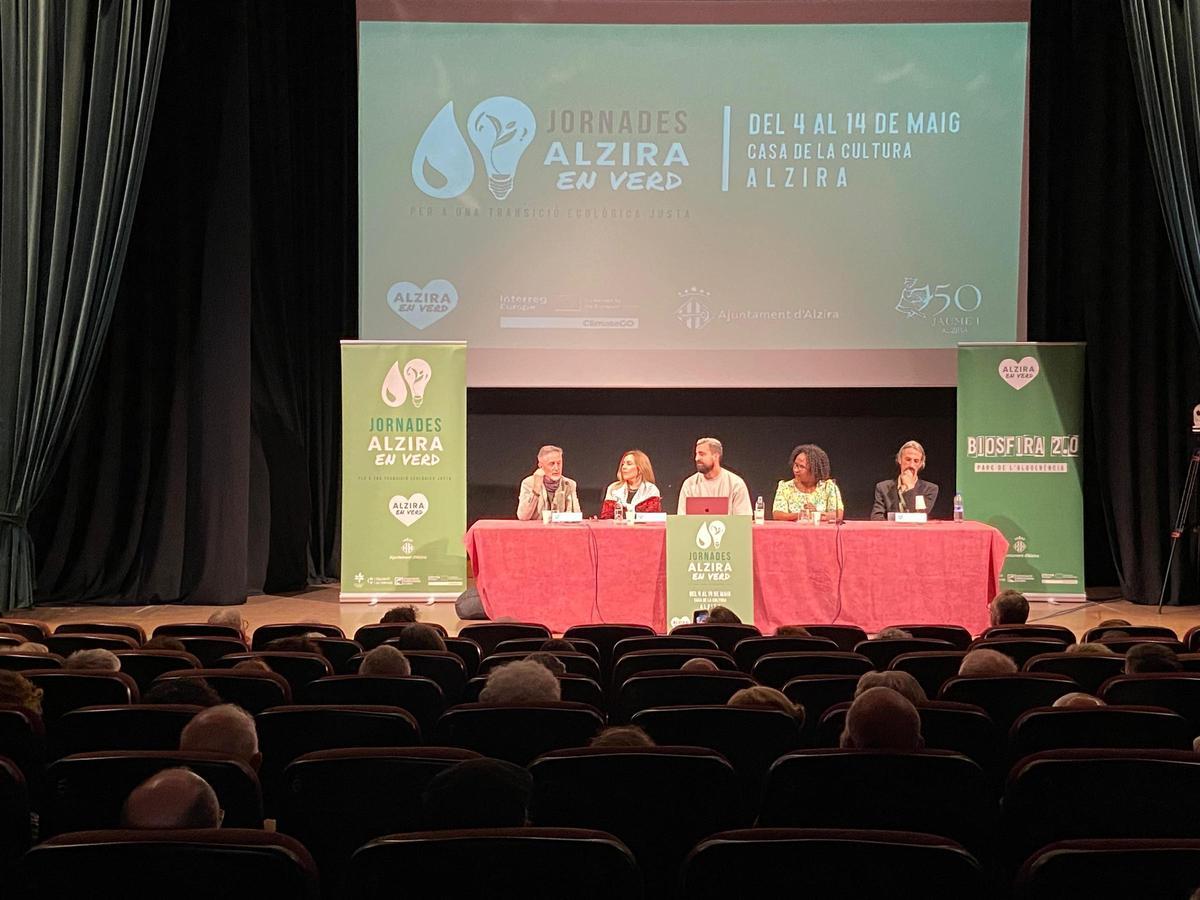 Taula redona del 5 de maig sobre les causes del canvi climàtic i els conflictes globals que genera.
