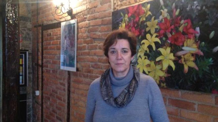 Manuela Fernández delante de un cuadro donado por la madre de un usuario.
