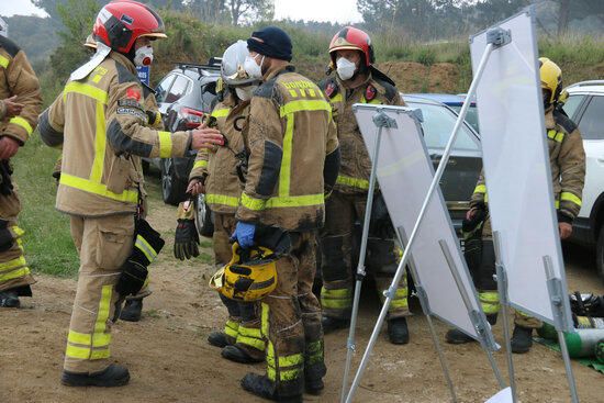 Els Bombers esperen extingir l'incendi que ha cremat una empresa de piscines d'Agullana en les properes hores