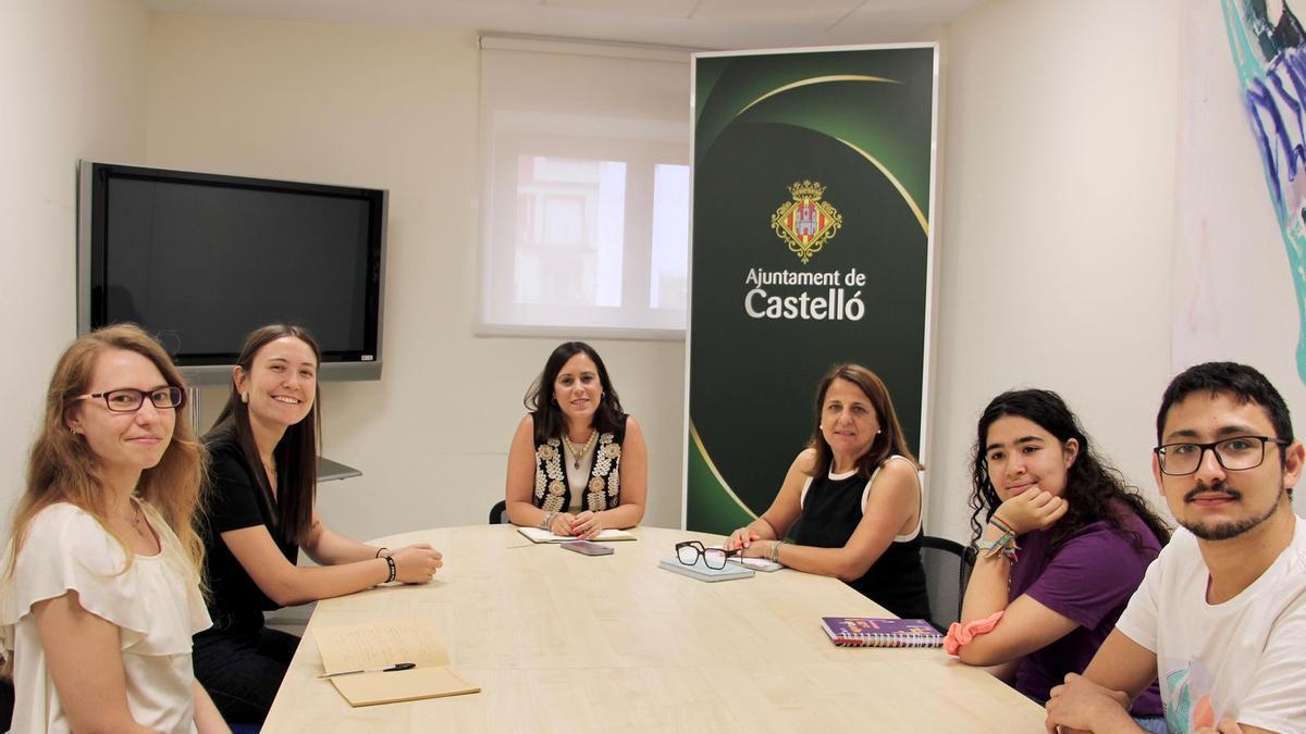 Giner reunida con representantes de jóvenes de Castelló.