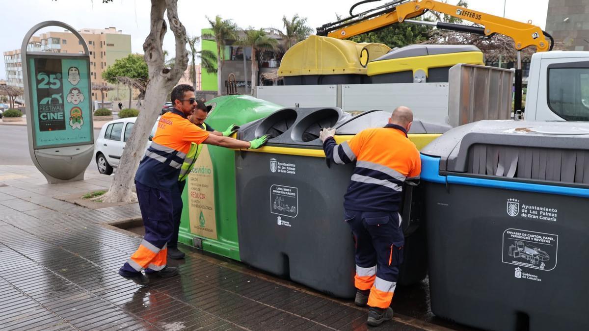 Presentación de los nuevos contenedores de papel y cartón y envases en Las Palmas de Gran Canaria