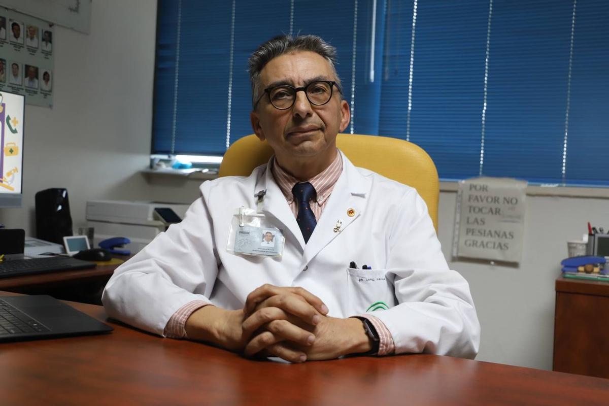 El jefe de Medicina Interna del Reina Sofía, José López Miranda.