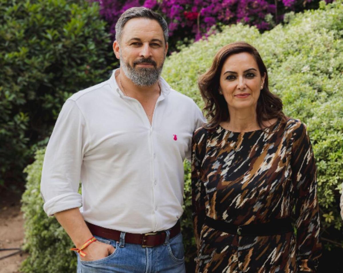 Abascal posa con Yolanda Almagro.