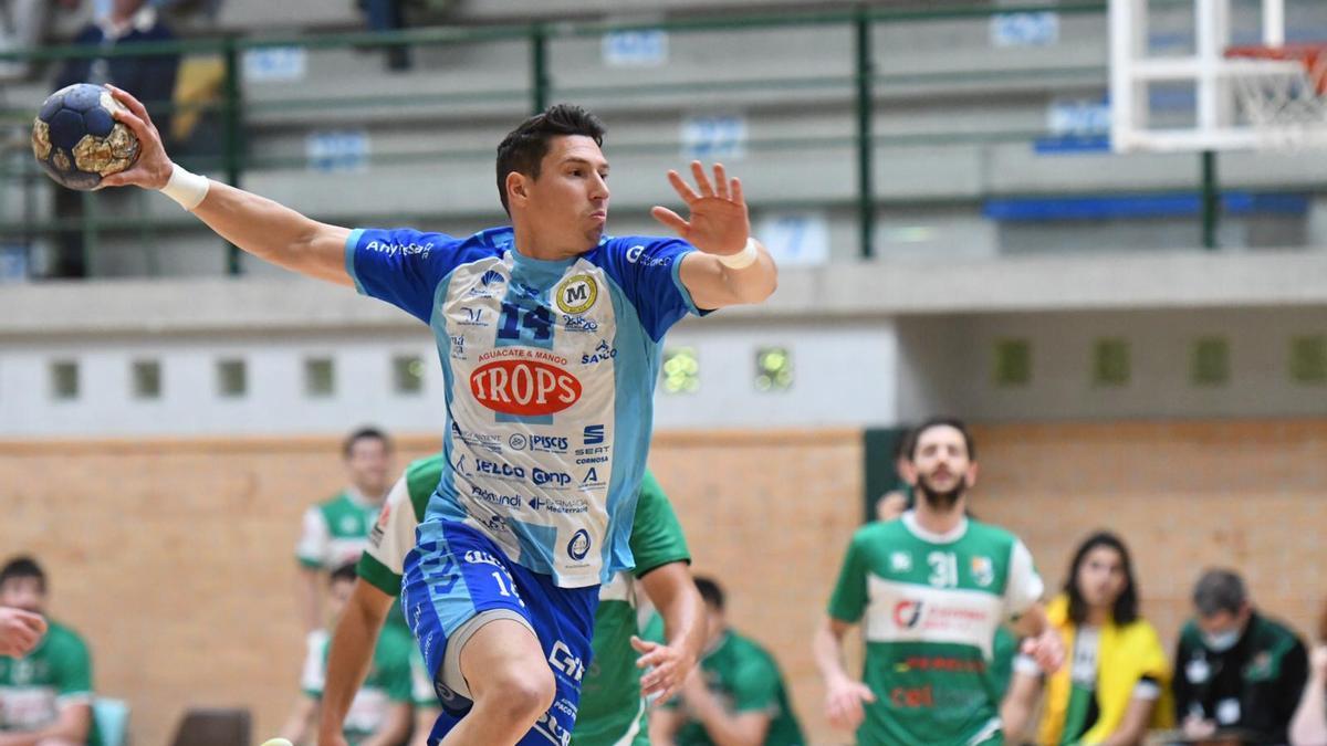 Curro Muñoz se eleva para lanzar a portería en el encuentro con el Handbol Bordils