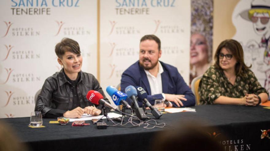 La cantante Soraya, el concejal de Fiestas y la directora de la Gala María Díaz.