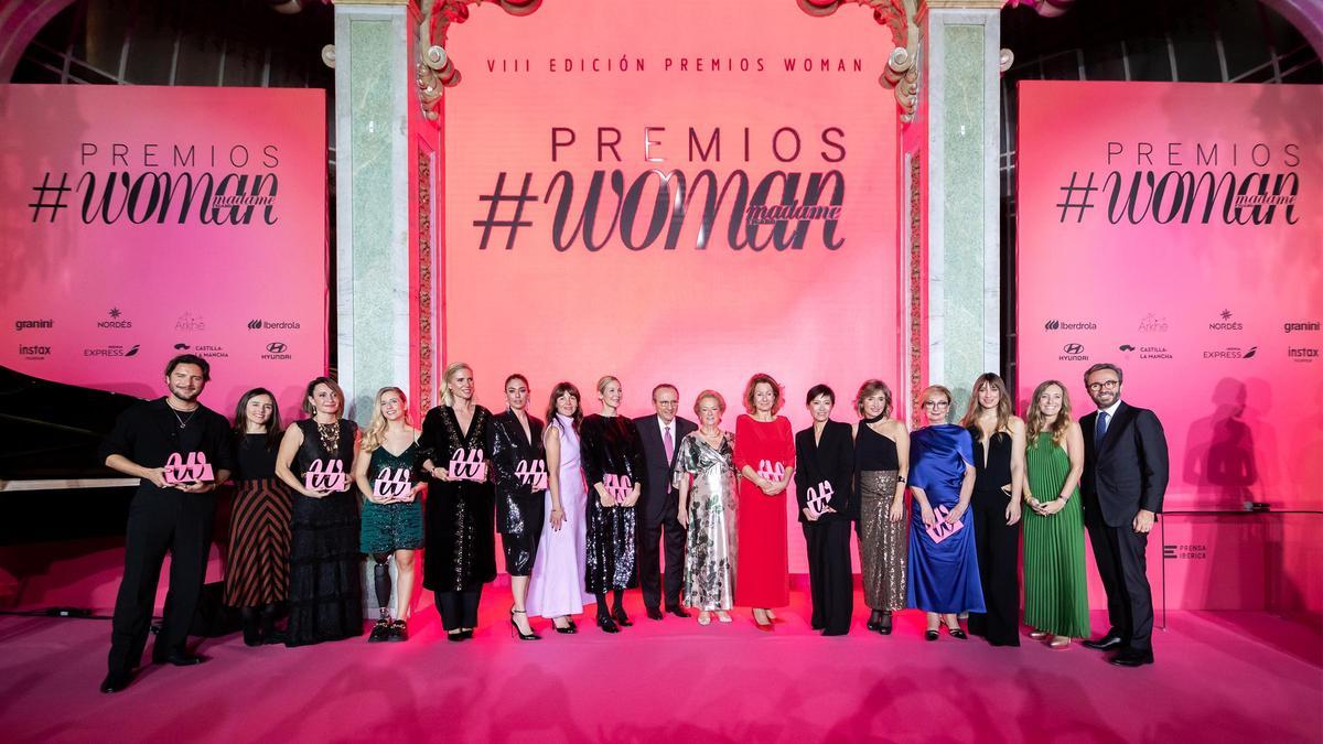 Manuel Carrasco, Idoia Moll, directora De Alba editorial y consejera de Prensa Ibérica; Begoña Rodrigo, Desiree Vila, Judith Mascó, Blanca Suárez, Mayka Sánchez, directora de Woman; Kelly Rutherford, Javier Moll presidente de Prensa Ibérica; Arantza Sarasola vicepresidenta de Prensa Ibérica y editora de Woman, Pina Sanchez, Sandra Choi, Ainhoa Moll consejera y directora editorial de Prensa Ibérica; Isabel Sanchis, Paula Maiques, Uxoa arregui y Aitor Moll, consejero delegado de Prensa Ibérica.