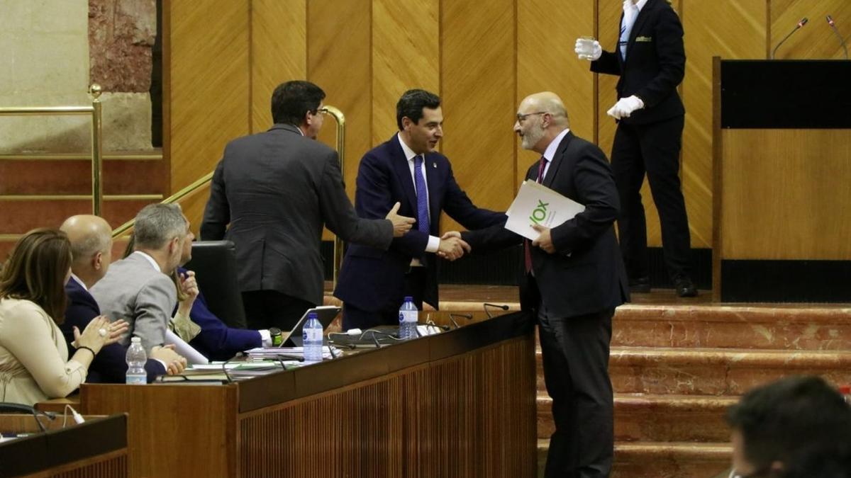 Juan Marín (Cs), Juan Manuel Moreno Bonilla (presidente Andaluz, PP) y Alejandro Hernandez, portavoz de Vox en el Parlamento regional