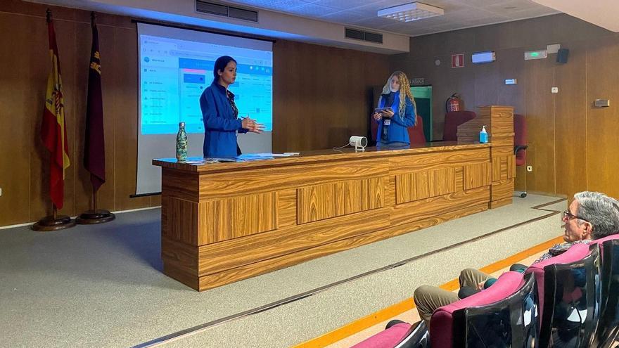 Juana María Torres y Adela García, trabajadoras del Departamento de Seguridad, presentando el programa de Autocontrol Sanitario en la Consejería de Sanidad.