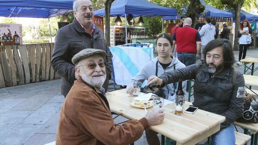 Algunos visitantes disfrutan de la comida y bebida que ofrece la Feira da Cervexa Artesá. // Iñaki Osorio