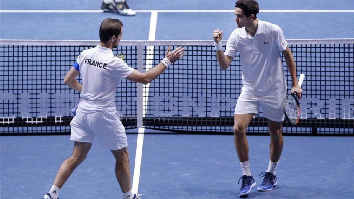 Los franceses Gasquet y Hugues Herbert celebran un punto del partido