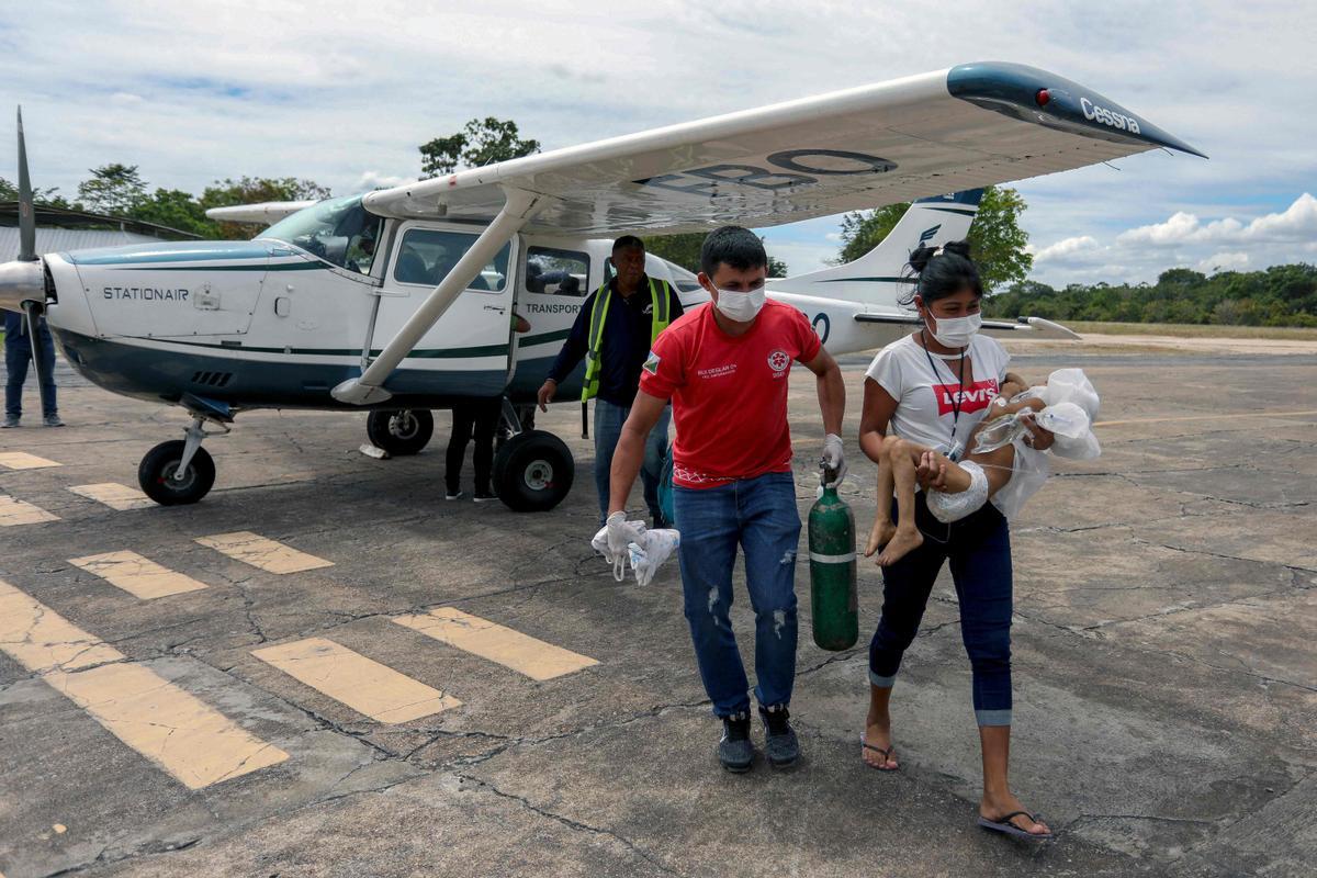 Niño indígenas yanomami desnutridos reciben tratamiento en el Hospital Infantil Santo Antonio en Boa Vista, estado de Roraima, Brasil.