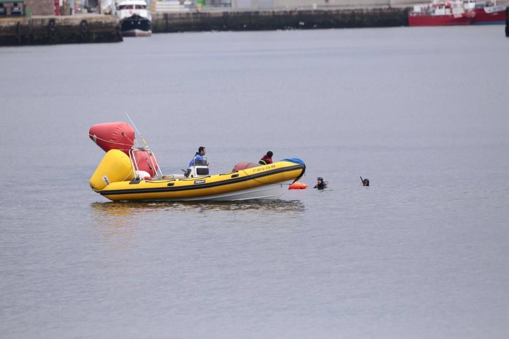 Un coche cae al mar en Vigo